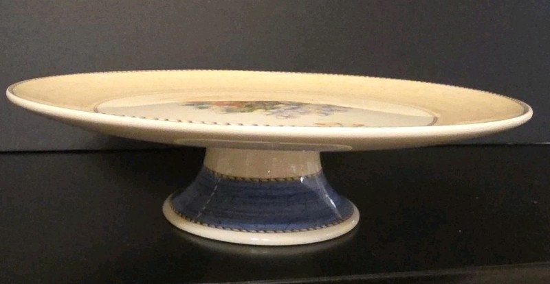 New 1997 Wedgewood Sarah's Garden Footed Queensware Cake Stand Made In England gallery