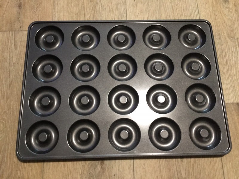 Wilton? Perfect Results Non-Stick 20-Cavity Donut Baking Pan ~21.5” X 15.25” X 1