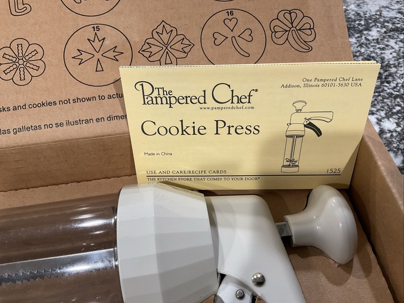 The Pampered Chef Cookie Press 1525 with 16 Discs Complete in Original Box - EUC gallery
