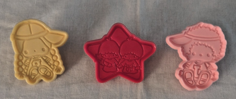 SANIRO HELLOW KITTY SET OF 3 COOKIE CUTTERS BOY/GIRL WITH CAPS STAR WITH TWINS gallery