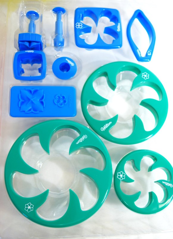 Wilton Gum Paste Flower Cut-Outs Set — 28-Piece Flower Cutter Kit gallery