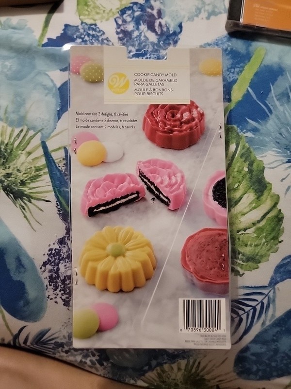Wilton Cookie Candy Mold 2 Designs 6 Cavities Daisy Roses Plastic NEW