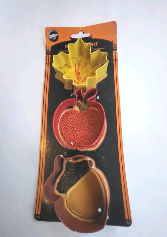 New Wilton Fall Festival Cookie Cutter Set – Leaf/Apple/Acorn w/Recipe