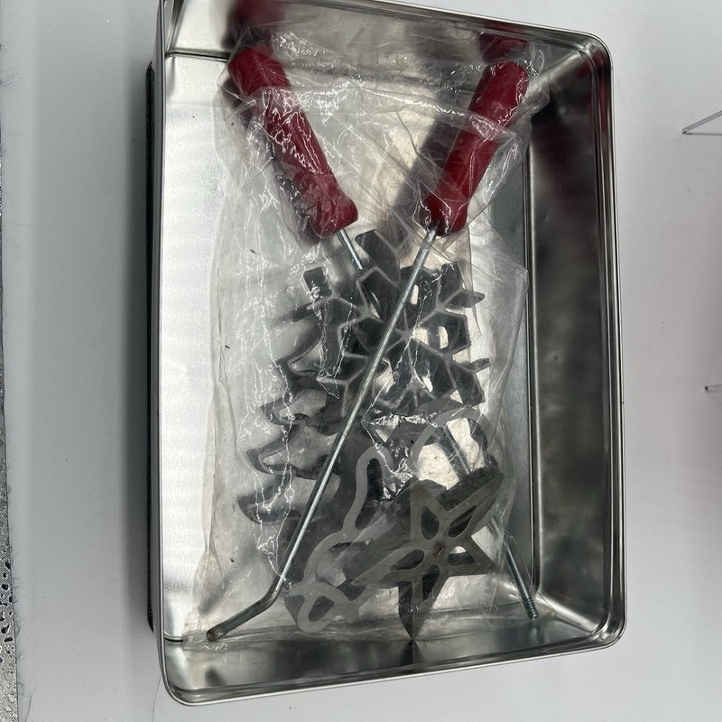 Crate & Barrel Holiday Rosette 6-Piece Cookie Set In Box plus extra molds READ gallery