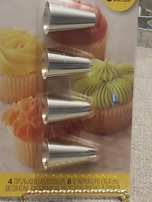 Wilton Cupcakes Cakes Decorating Set Kit with Large Tips And Bags 12 Pieces New gallery
