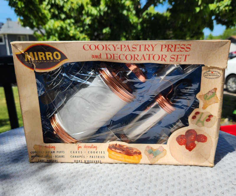 Vtg: Mirro Cookie and Pastry Press with 9 Tips 12 Discs Aluminum Original Box
