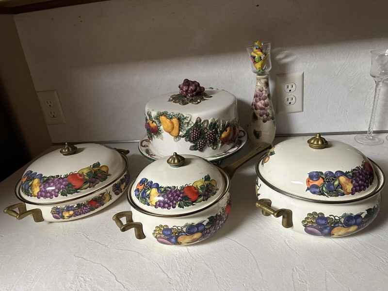 Gorgeous Kitchen Cook Wear And Cake Plate gallery