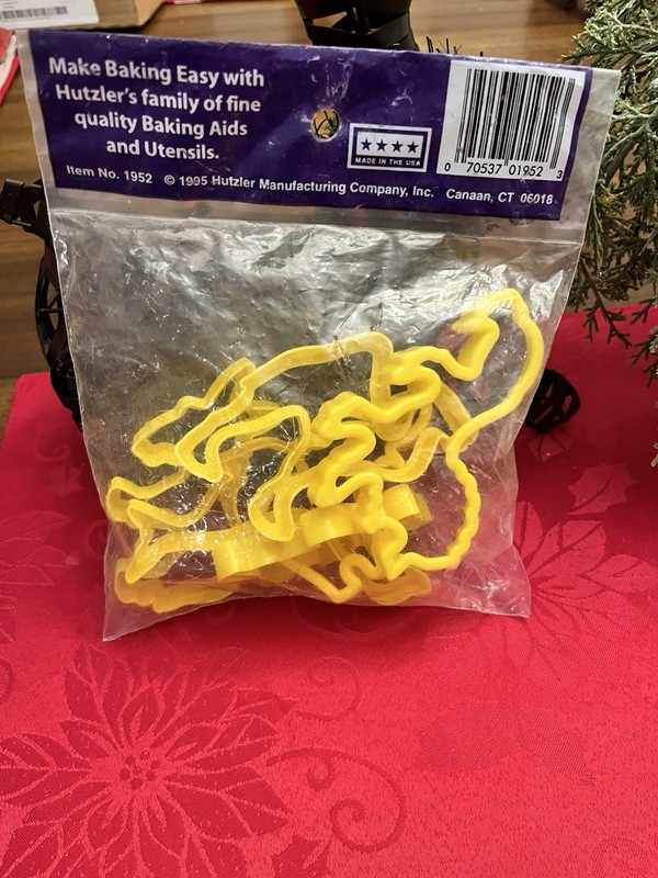 NIP Hutzler Circus Cookie Cutters Animals Bear Lion Camel Seal plastic VINTAGE gallery