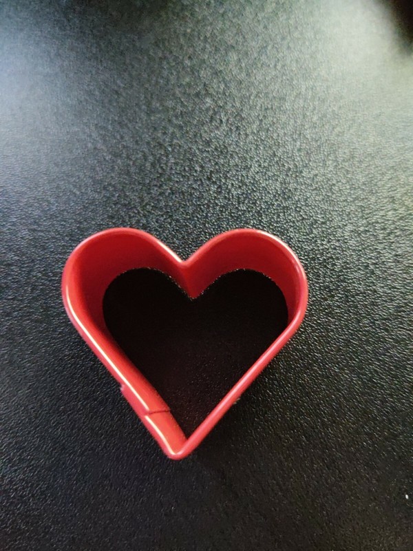 Wilton metal crinkle heart shaped cookie cutter 1″ PINK