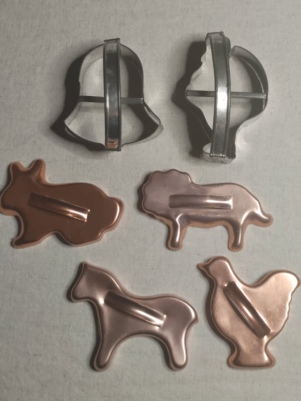VINTAGE MIRRO COLLECTION OF 4 COPPER HANDLED FARM ANIMAL COOKIE CUTTERS + MISC.