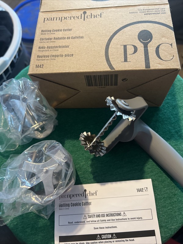 Pampered Chef Rolling Cookie Cutter # 1442 & Attachments NIB