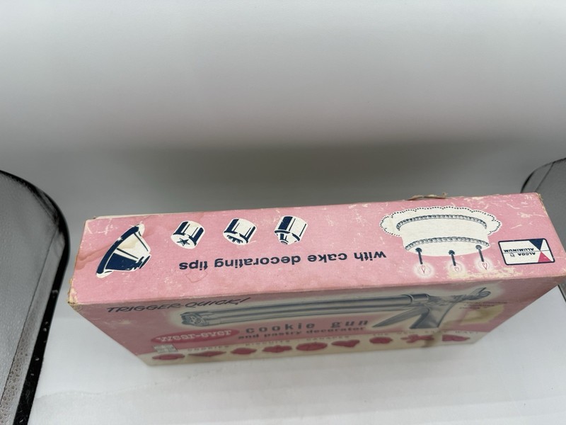 Vintage Wear Ever Cookie Gun and Pastry Decorator Trigger Quick No 3365 in box gallery