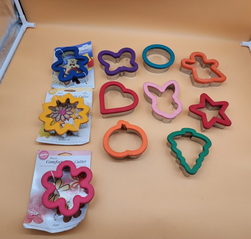 Lot Of Wilton Comfort Grip Cookie Cutter (New & Used) Daisy, Flower, Bear,…