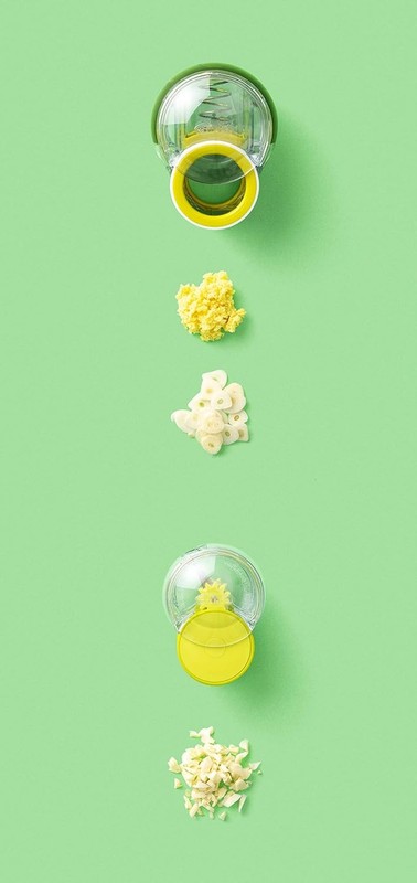 Chef’n GarlicZoom Garlic Chopper, Handheld Mincer with One Size, Green gallery