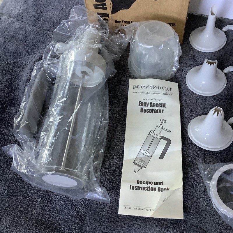 Pampered Chef Easy Accent Decorator #1775 In Box IOB Cake Icing Deviled Eggs gallery