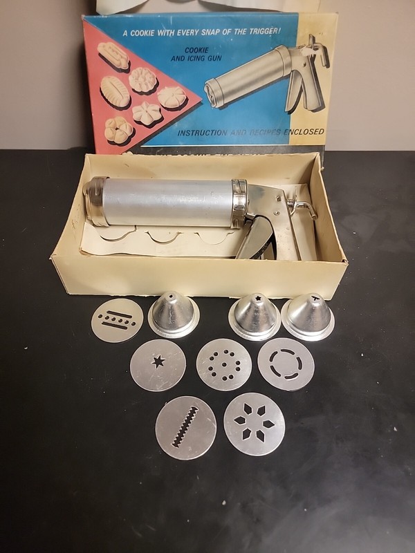 vintage (1976) Cookie and Icing gun (all parts and recipes included)