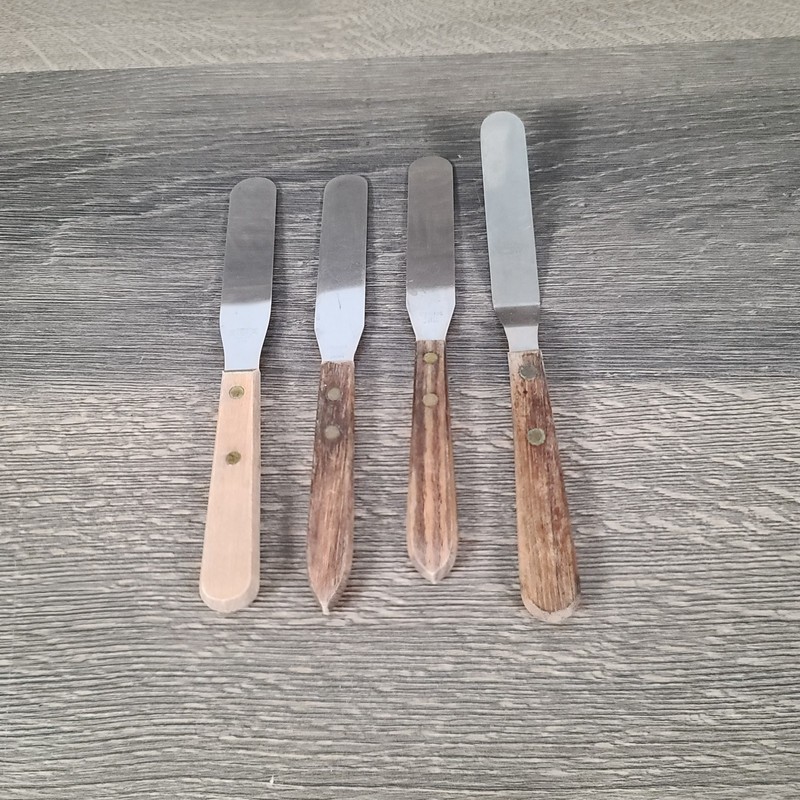 Vintage Lot of 4 Cake Icing Spatula Spreaders Various Ages and Conditions