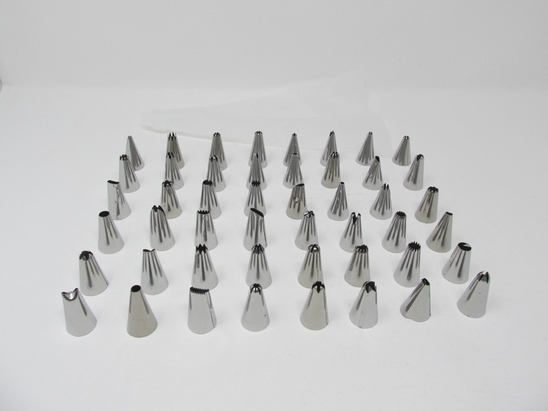 50-PC PIPING TIP CAKE AND COOKIE DECORATING SET