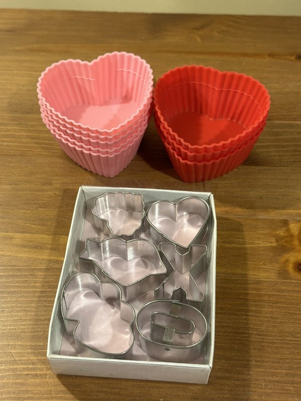 Lot Of 8 Wilton Silicone Heart Shaped Baking Cups Mini Valentine Cookie Cutter