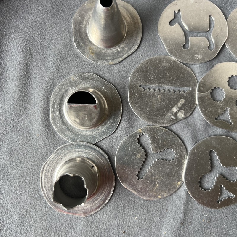 Vtg Mirro Cooky Pastry Twist Press Decorator Set 12 Plates, 9 tips, recipe book gallery