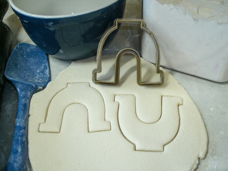 HORSESHOE HORSE SHOE HOOF HOOVES GOOD LUCK THROWING GAME COOKIE CUTTER USA PR832 gallery
