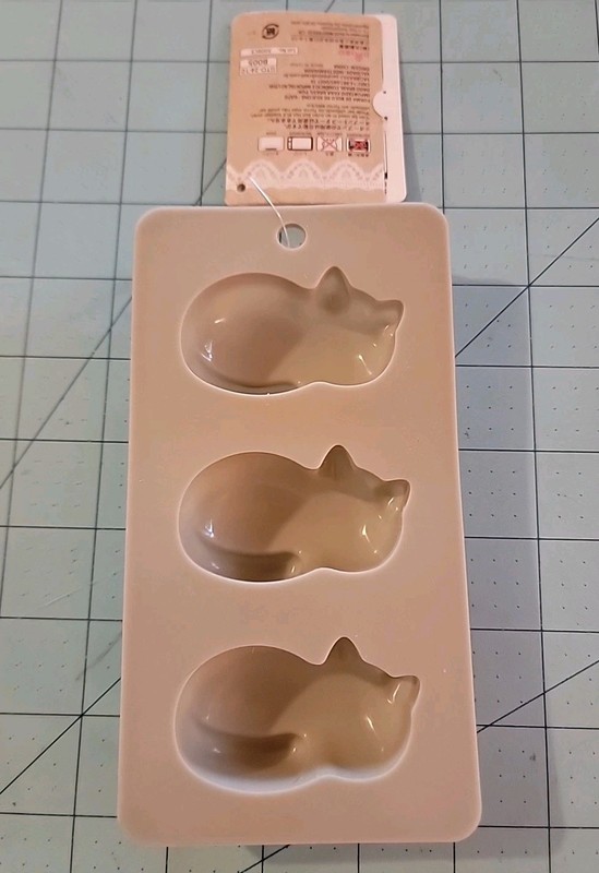 Daiso Brand: Gray Silicone Cake Mold With 3 Cats - Brand New With Free Shipping gallery