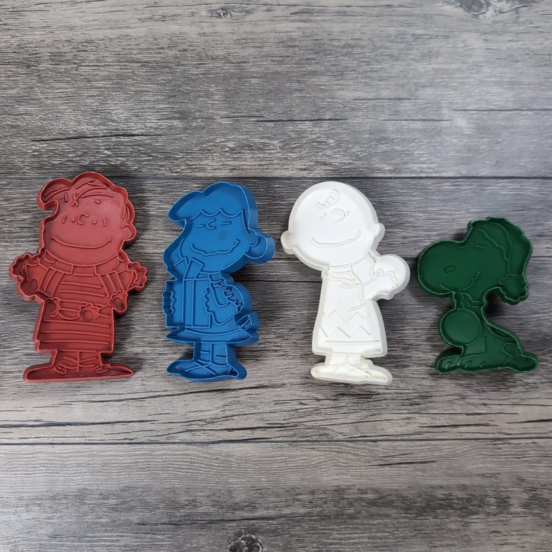 Peanuts Characters Christmas Cookie Cutters Lot Of 4 Plastic Snoopy & Friends