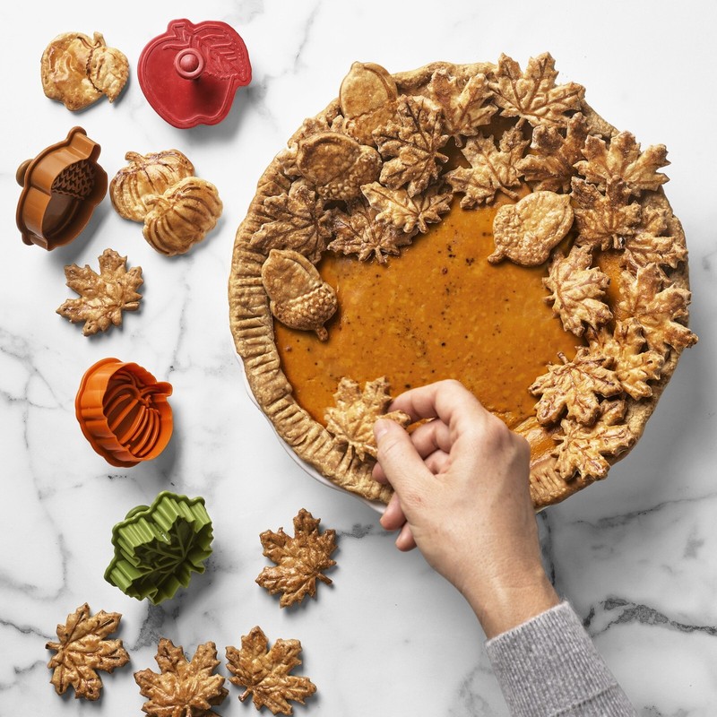 Set 4: Williams Sonoma Large Fall Pie Punches, Apple, Leaf, Acorn, Pumpkin - New gallery