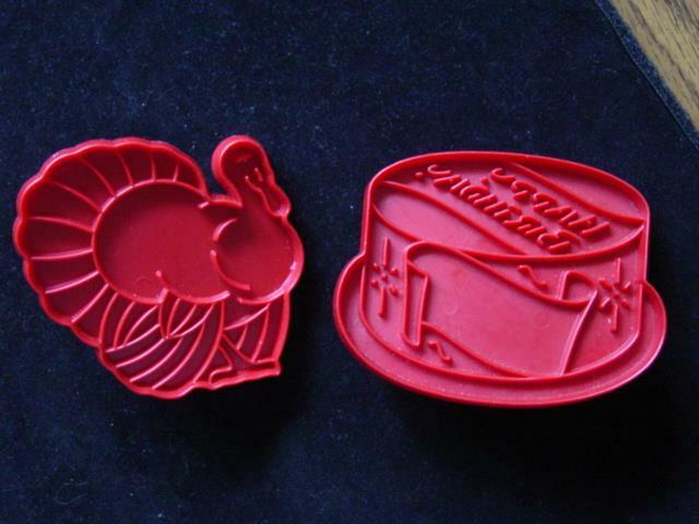 (7) Vintage Christmas Tupperware COOKIE CUTTERS - Porky Pig, Tree, Turkey, Etc gallery