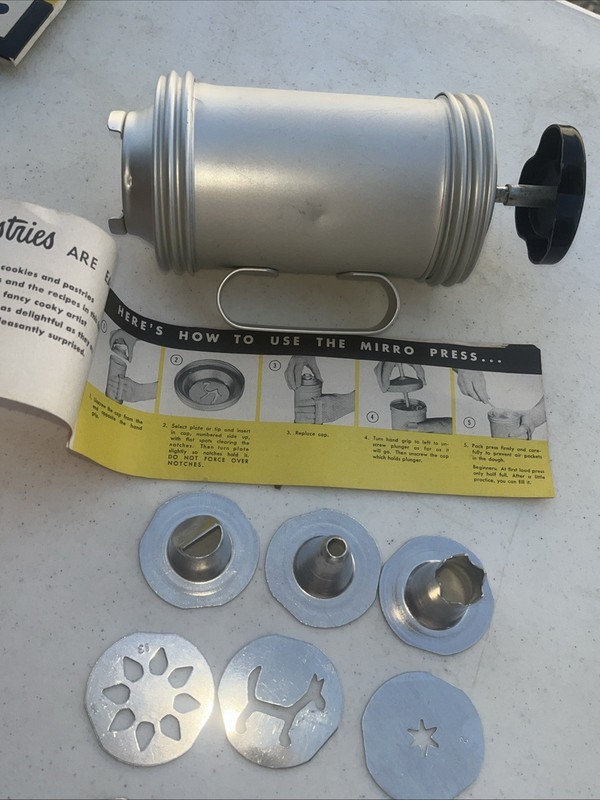Mirro M-0358-22 Cookie Pastry Press Maker - 16 Piece gallery