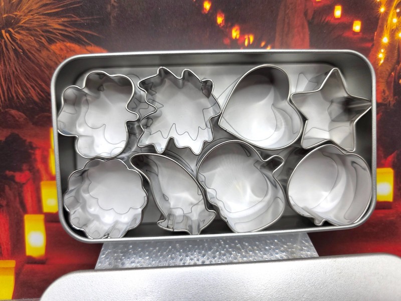 Pampered Chef Creative Cookie Cutters Set of 8 - Storage Tin Box #1095 gallery