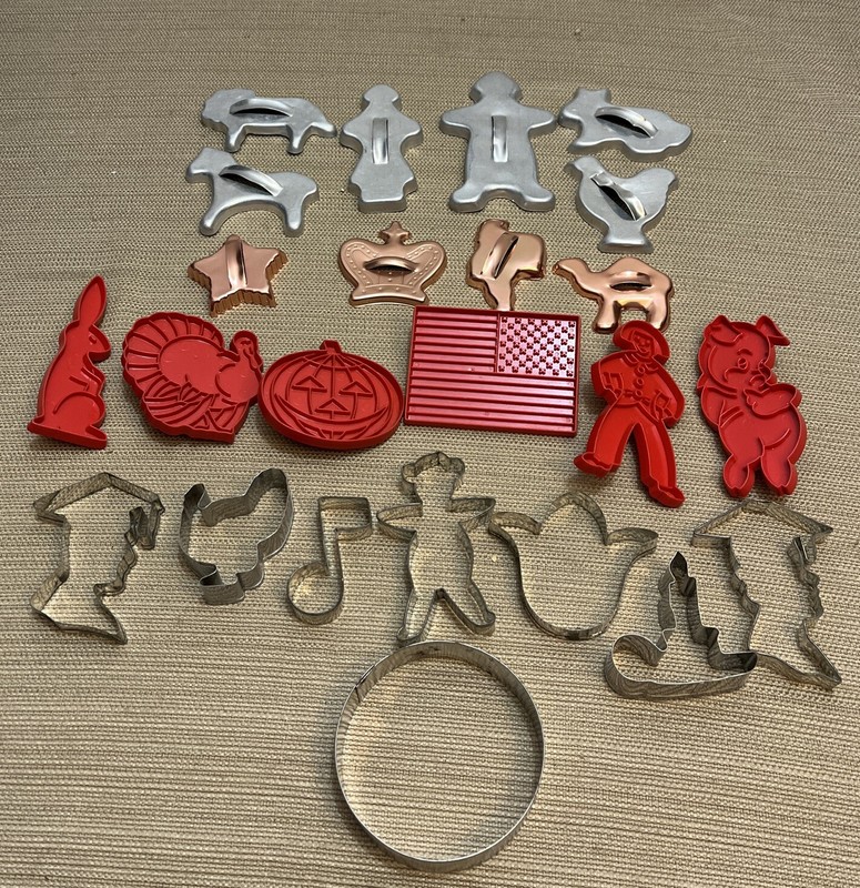 Lot Of 24 Vintage Cookie Cutter Holiday Seasons Animal Plastic Aluminum Copper