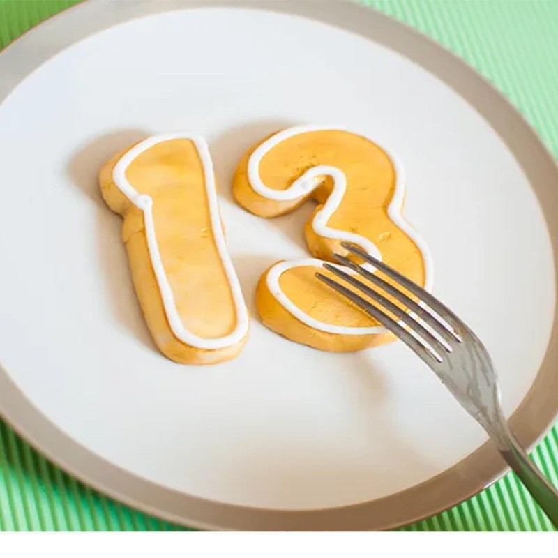 Juego de 9 cortadores de galletas de acero inoxidable con forma de números. gallery