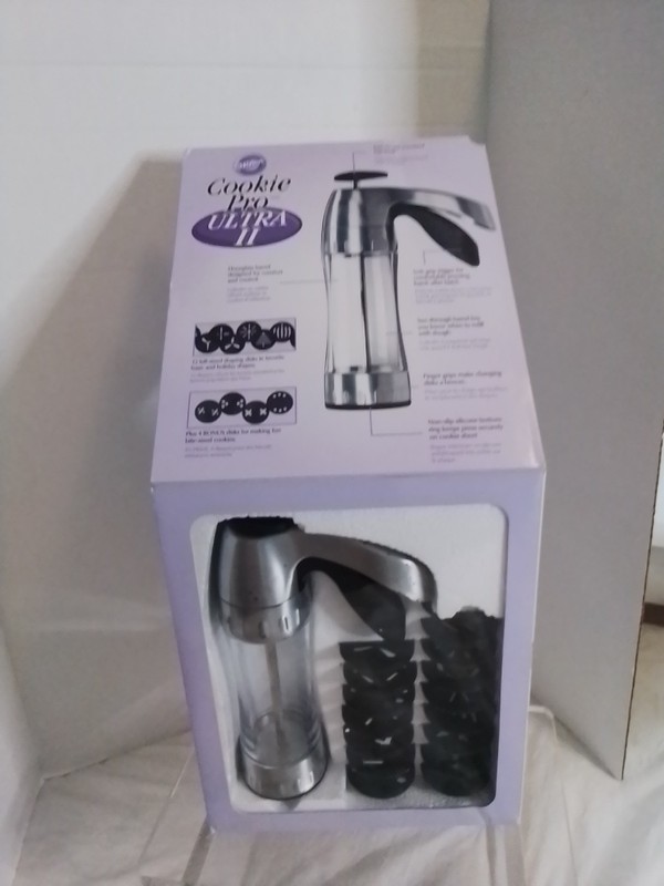 Wilton Cookies Pro Ultra II Cookie Press with 16 Disks NEW Sealed Christmas Fun gallery