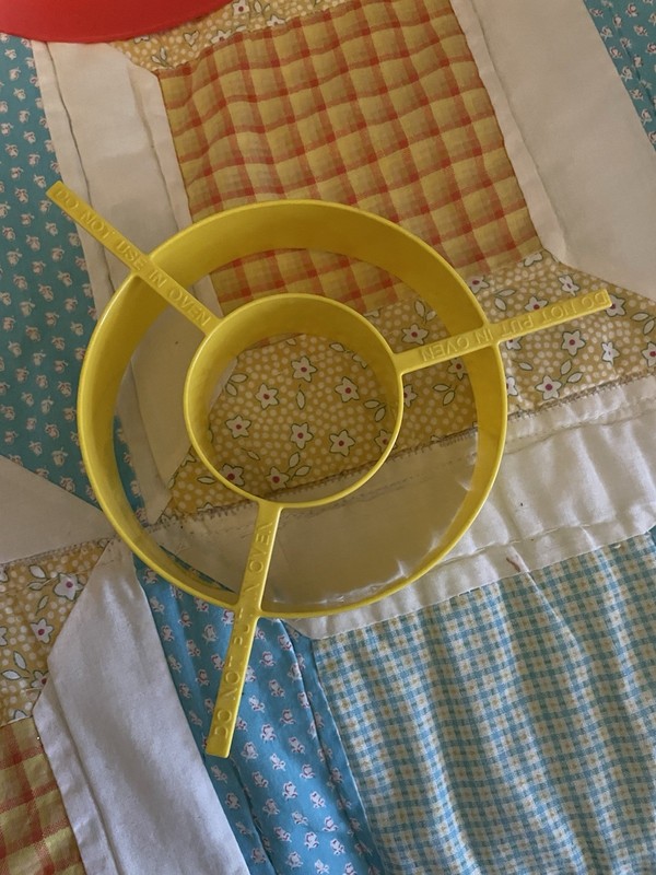 Vtg Checkerboard Cake Decorating, Wilton 8” Pan, 9” Circle Base, 4 Stencils 8” gallery