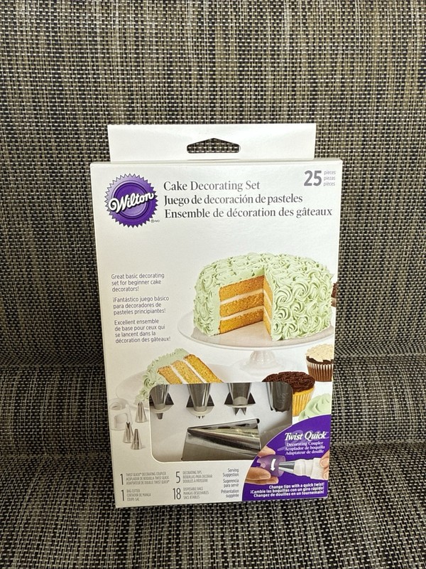 Wilton Cake Decorating Set 25 Pieces 5 Tips 18 Bags + Supplies No 2104-5839
