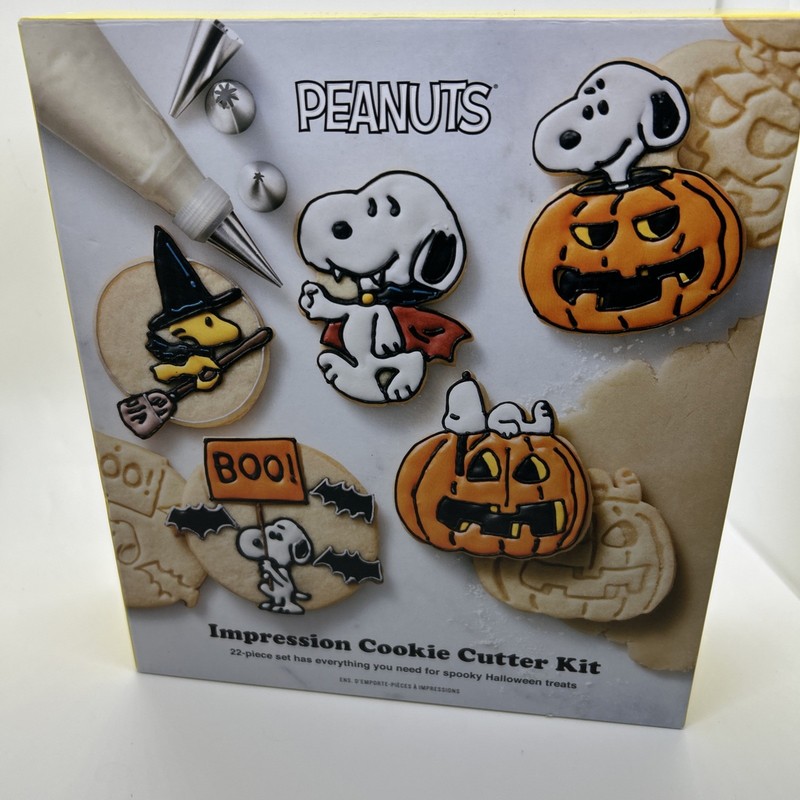 Williams Sonoma 22 pc Peanuts Snoopy Halloween Impression Cookie Cutter Kit Set
