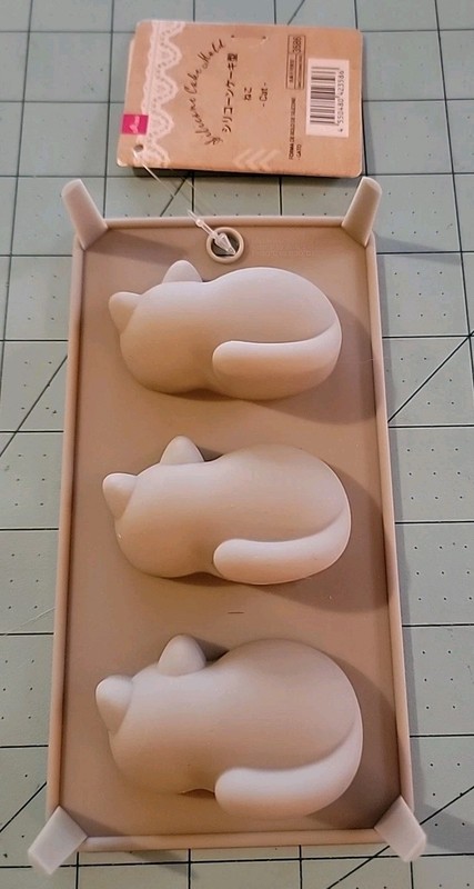 Daiso Brand: Gray Silicone Cake Mold With 3 Cats – Brand New With Free Shipping