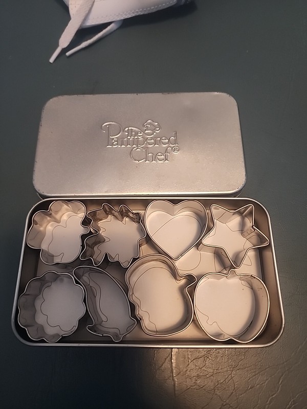 Pampered Chef 8 Mini Cookie Cutters Original Metal Box Holidays Fall Apple Heart