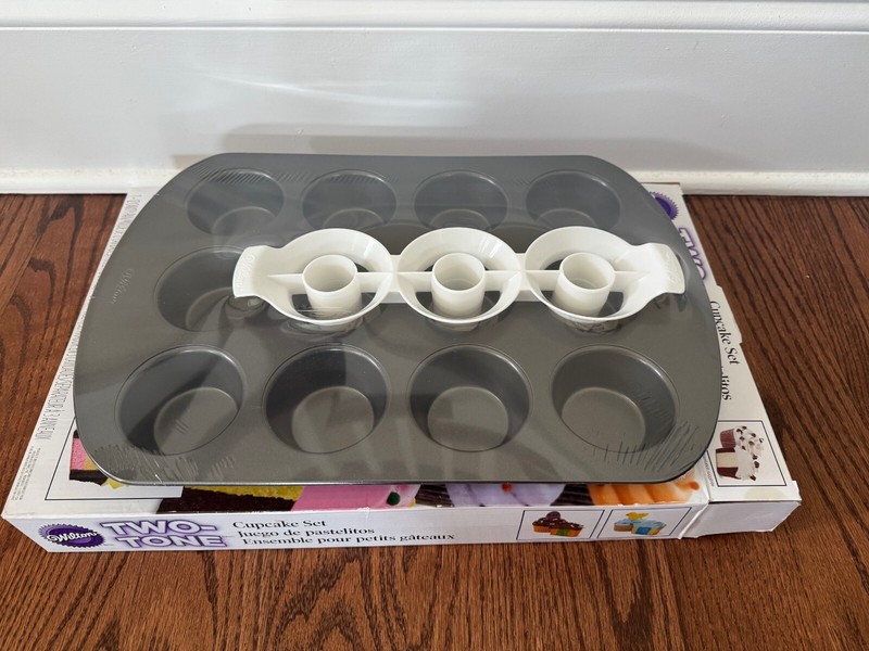 Wilton Two Tone Cupcake Maker Set - Brand New in Box gallery