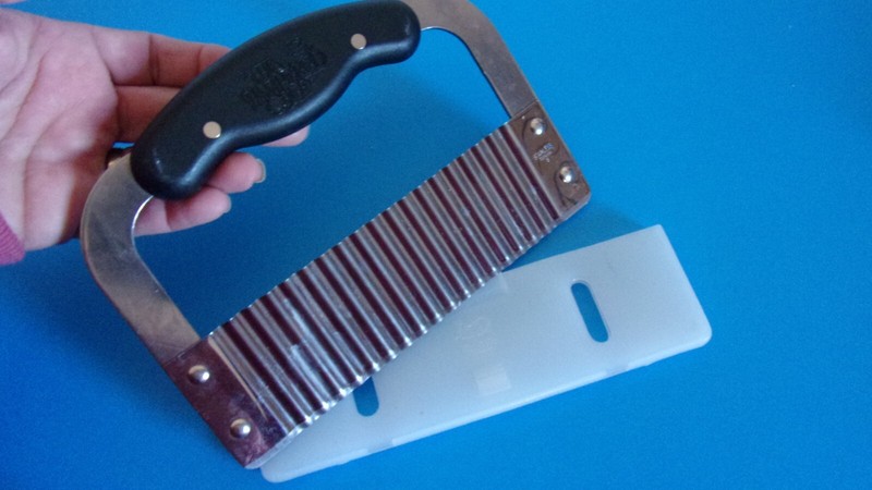 Pampered Chef Hand Held Serrated Chopper / Slicer / Dough Cutter Kitchen Tool