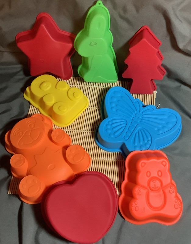 Kids Silicone Baking Set With Little Bakers Baking Book Very Clean! gallery