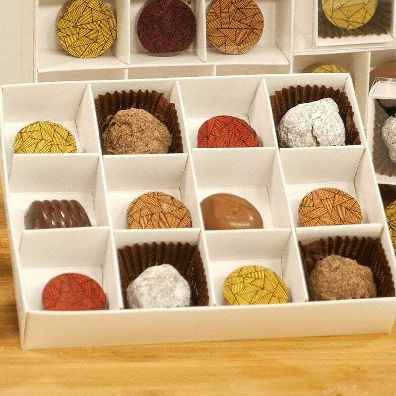 20 WHITE CHOCOLATE BOX 16x12x3cm CLEAR LID 12 Bay mini cookie small favour gift gallery