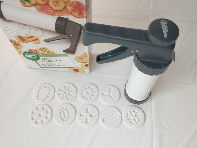 Wilton Simple Success Cookie Press 9 Pieces Spritz Cookie Hand-Press Ultra EUC gallery