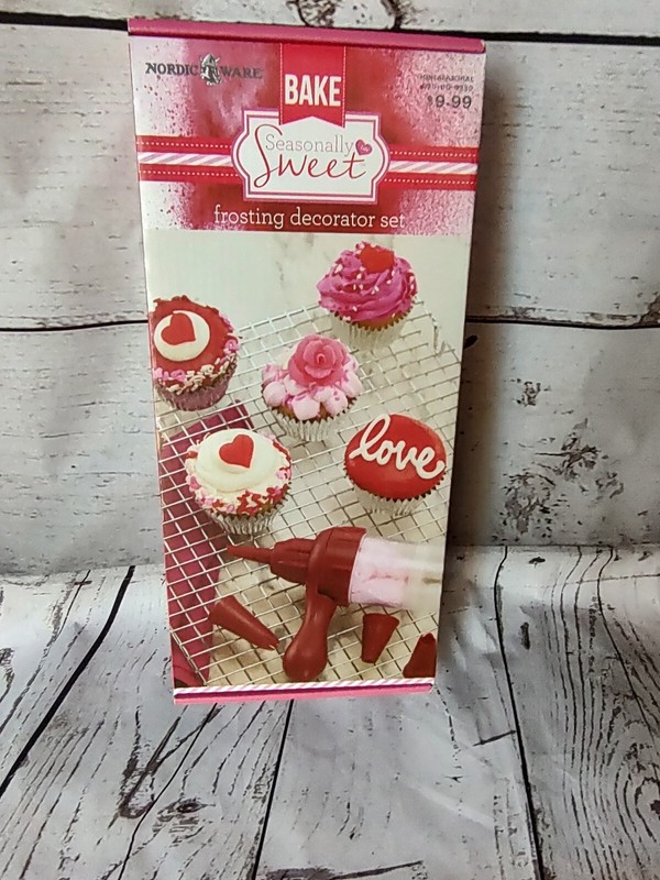 NEW Nordic Ware Seasonally Sweet Frosting Decorator Set Cupcakes Cakes