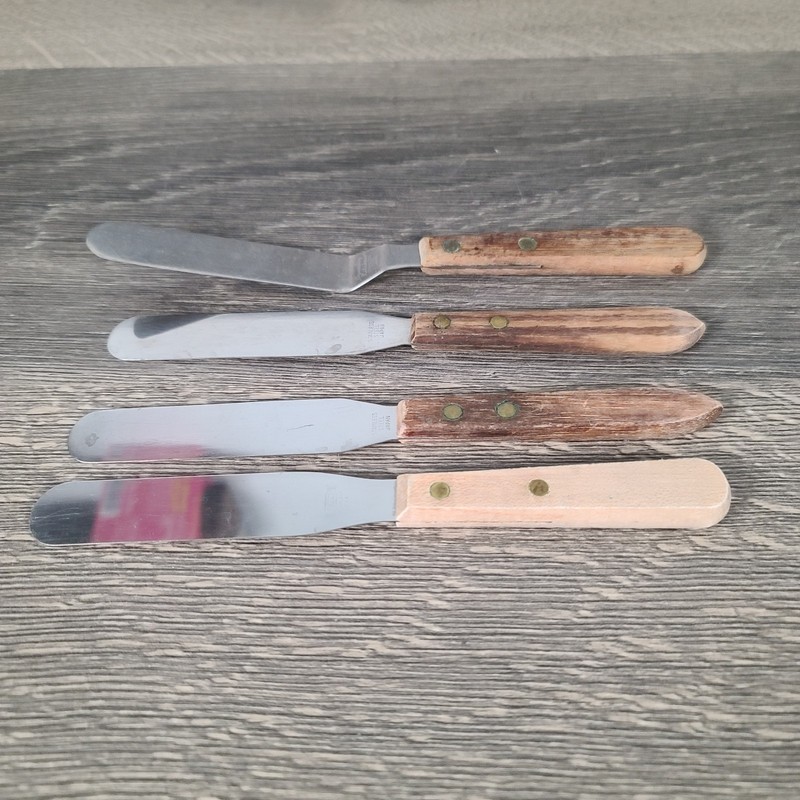 Vintage Lot of 4 Cake Icing Spatula Spreaders Various Ages and Conditions gallery
