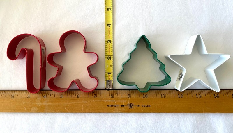 EUC LOT of 4 Wilton Metal Painted Christmas Cookie Cutters - Gingerbread Man gallery