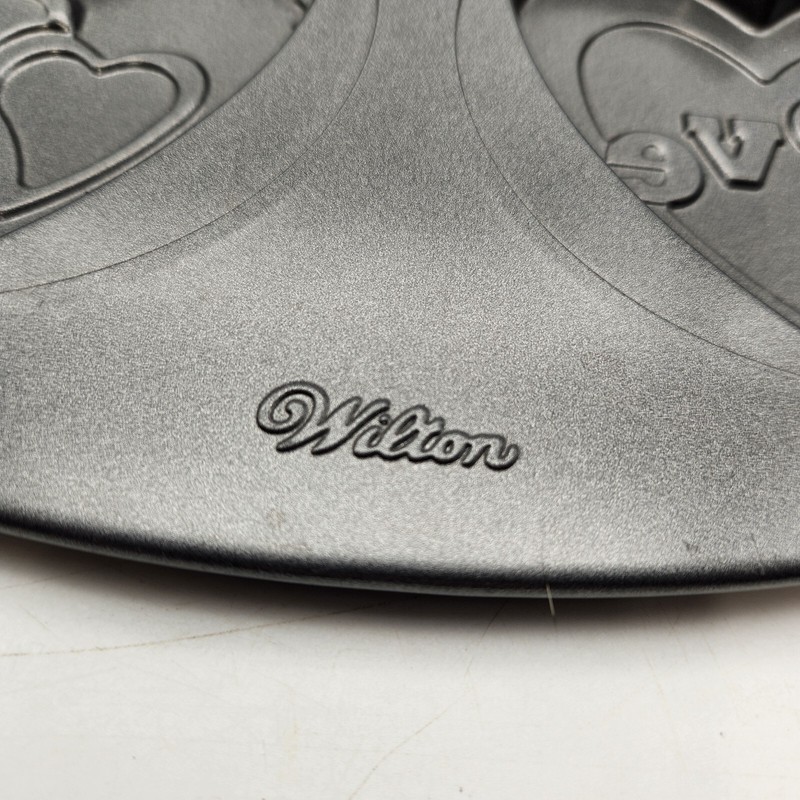 Vintage Wilton Pan 6 Heart Shaped Non-Stick Valentine Retired Black Cookie Candy gallery
