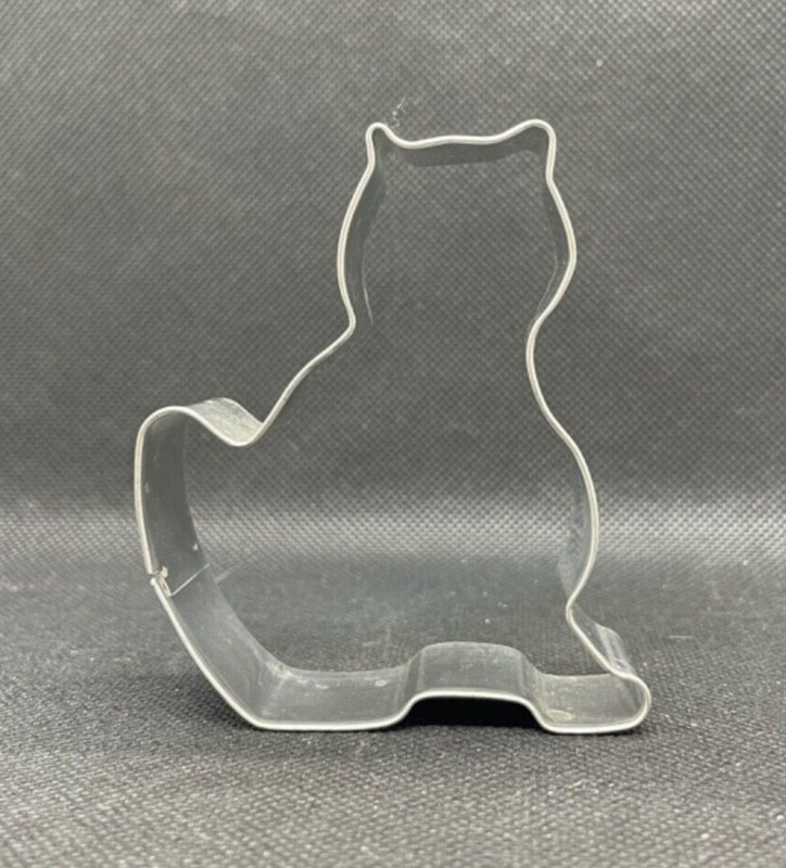 USED Metal Sitting Cat Shaped Cookie Cutter, 3.25″H x 2.5″W x 1″D