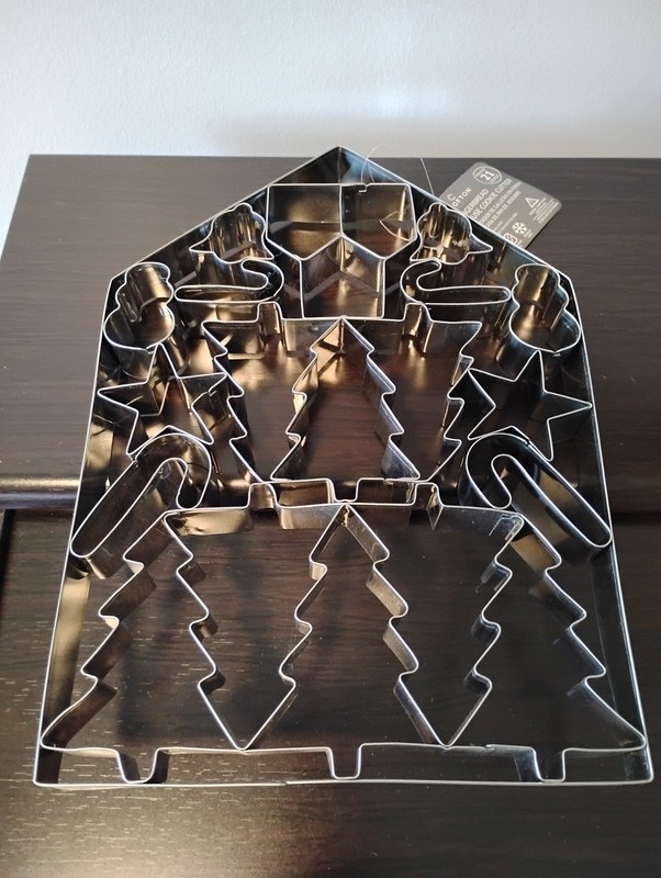 Cookie Cutter Crofton Gingerbread House 21 piece gallery